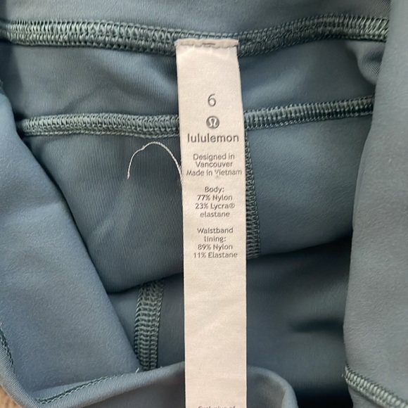 Lululemon In Movement Leggings Everlux Size 6 Mystic Green - Picture 5 of 6